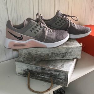 Woman’s size 6 Nike air max bella TR 4
